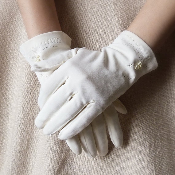 Vintage Womens White Gloves Formal Gloves Size Small 7152