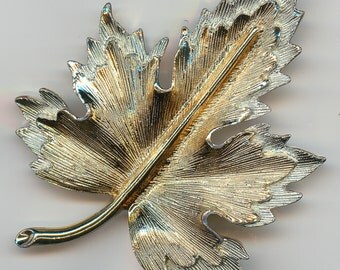 Sarah Coventry Vintage Goldtone Brooch.