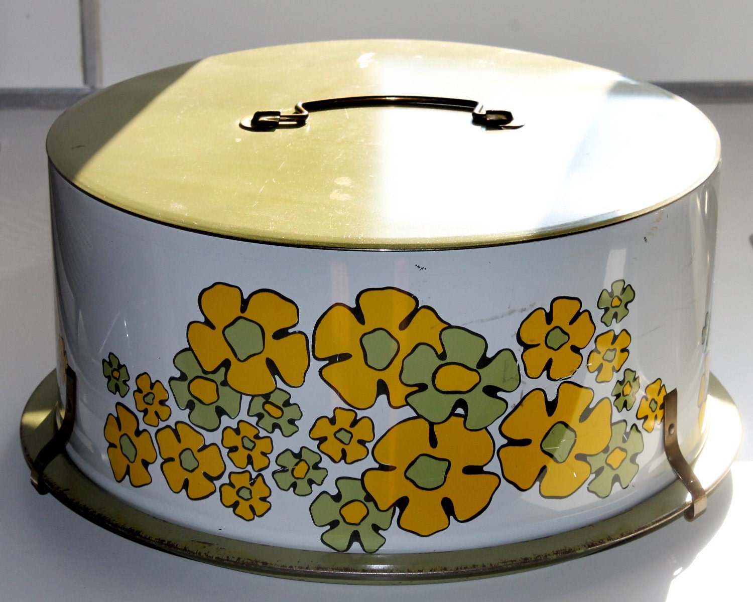 1970 Vintage Cake Carrier Decorware Yellow and Green Daisies