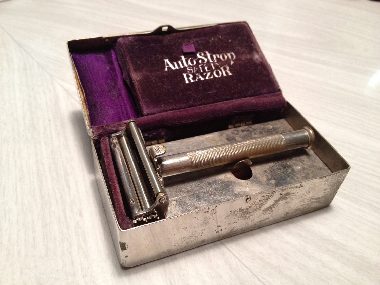 Valet Auto Strop Safety Razor in original casefrom 1910