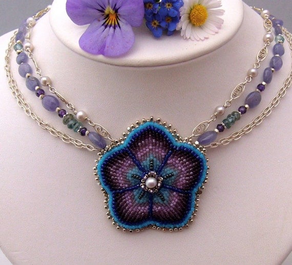 Items similar to beaded flower necklace on Etsy