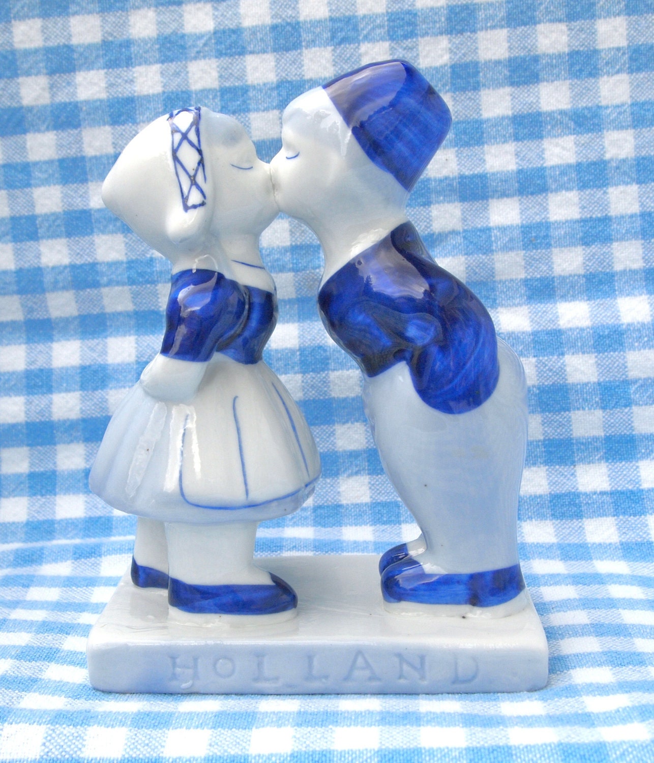 Delft Blue Dutch Boy And Girl Kissing Holland Figurine