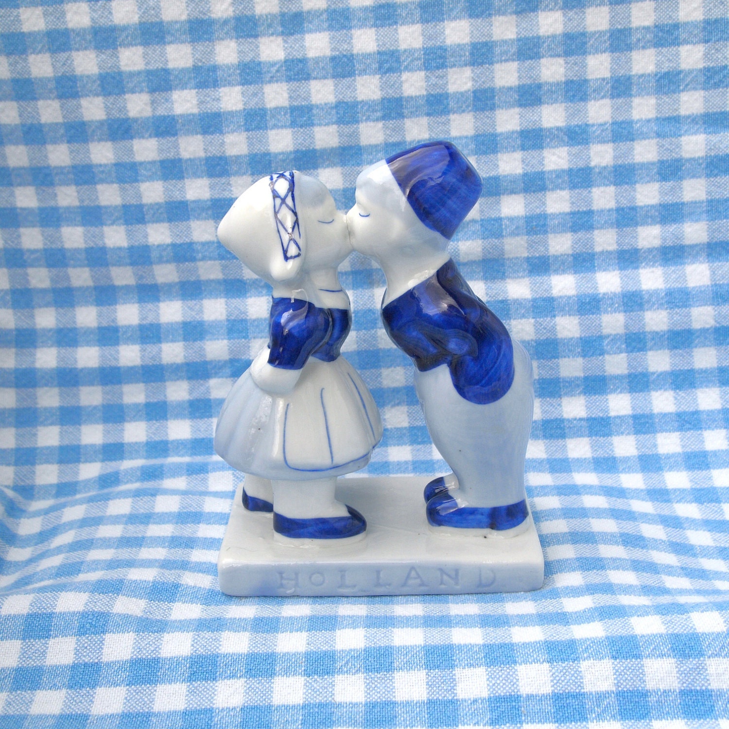 Delft Blue Dutch Boy and Girl Kissing Holland Figurine