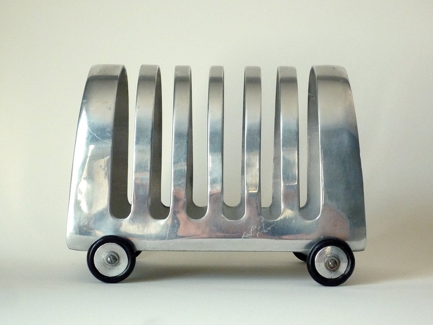 Vintage Streamlined Toast Rack On Wheels Airstream