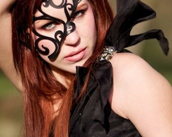Half mask in black leather "Whirly"