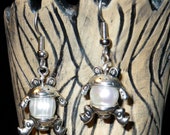 Frog earrings. Frogs and pearls earrings.