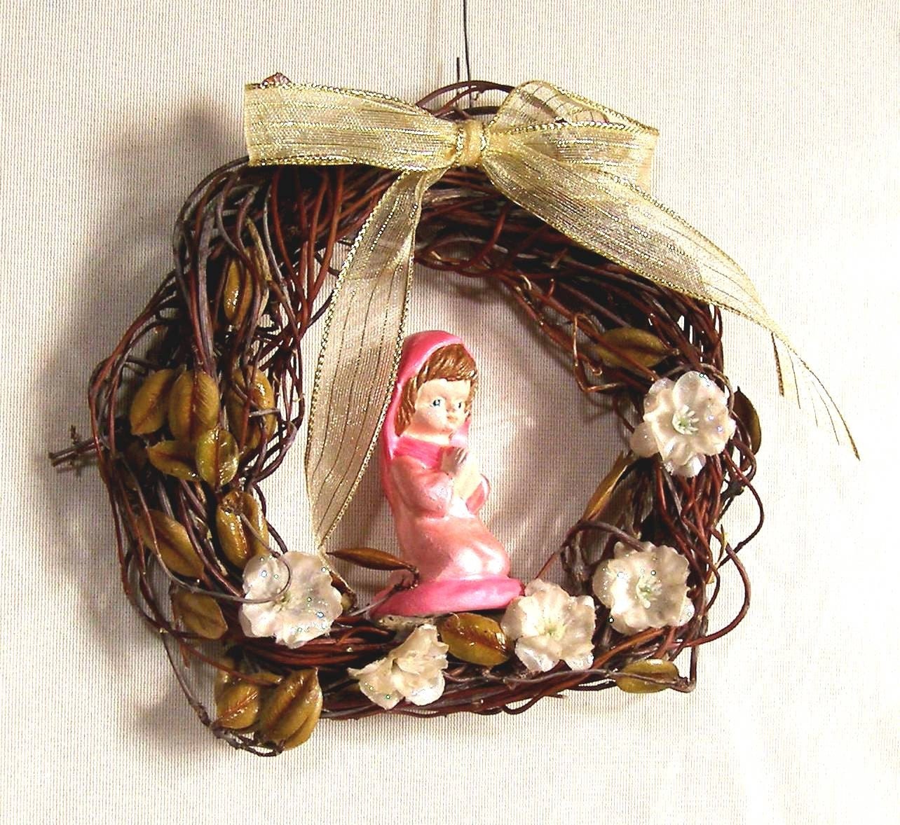 SMALL GIRL KNEELING ceramic-wallhanger wreath by mawaggie