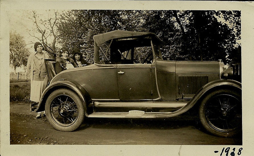 Photo Old Car Rumble Seat with Three Women 1928