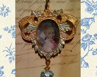 Sweet Flowers Marie Antoinette Pendant