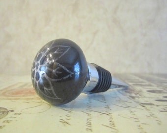 Wine Bottle Stopper - Black With White Flower Wine Stopper