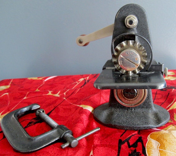 Vintage Singer Hand Cranked Pinking Machine