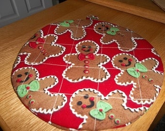 Hot Pads Quilted Gingerbread Men Christmas Round Pot Holder Cotton Fabric Double Insulated Trivet 9 Inches on Red Background