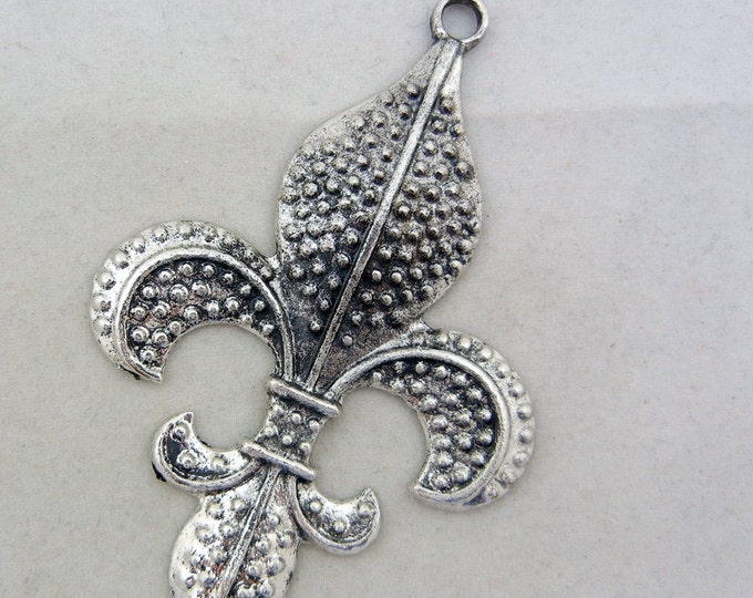 Antique Silver-tone Fleur de Lis Pendant with Texture