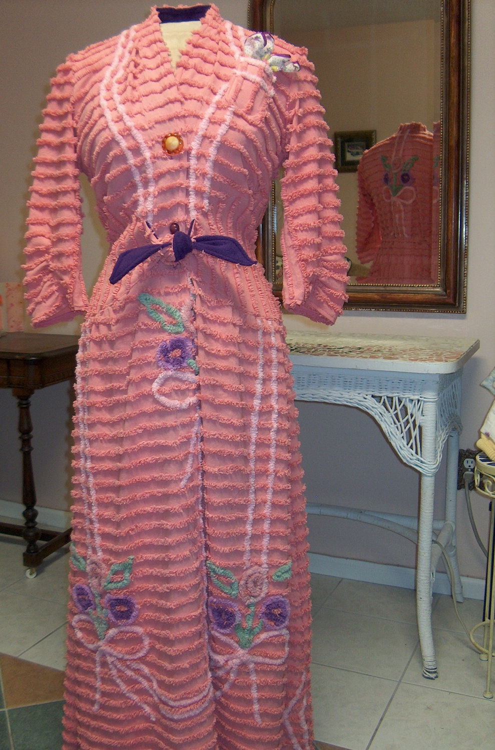 Item 22/ Chenille Glamour Girl Bath Robe / Women Retro Vintage
