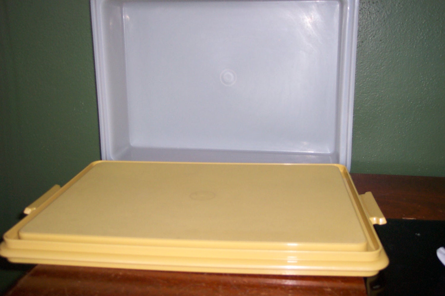Tupperware Cake Carrier Rectangular Harvest Gold