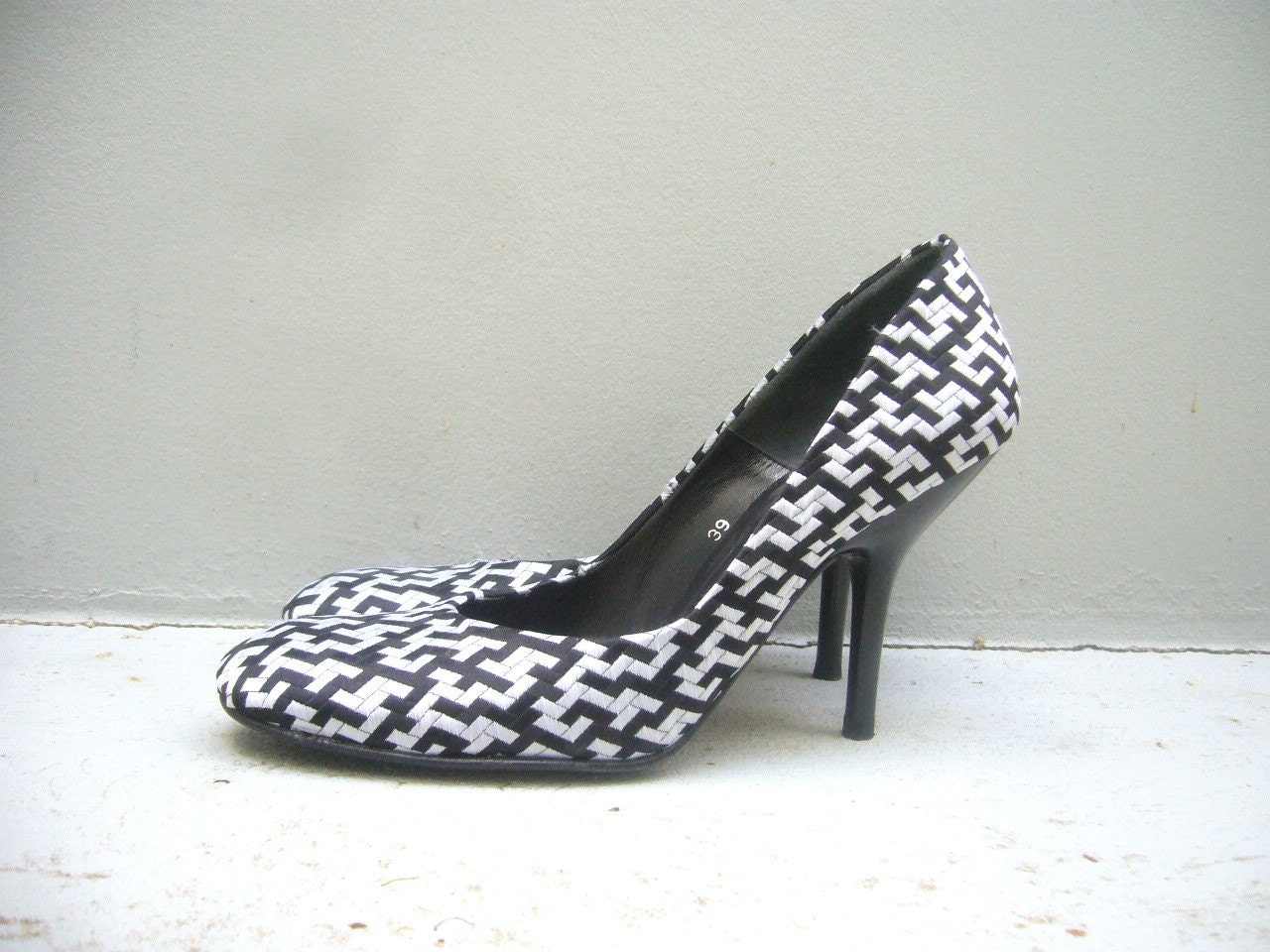 8.5 black and white vintage shoes Haute Juice