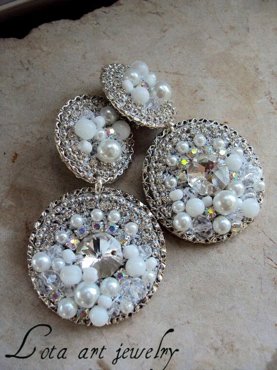 White modern clip on earrings by Lottaart on Etsy