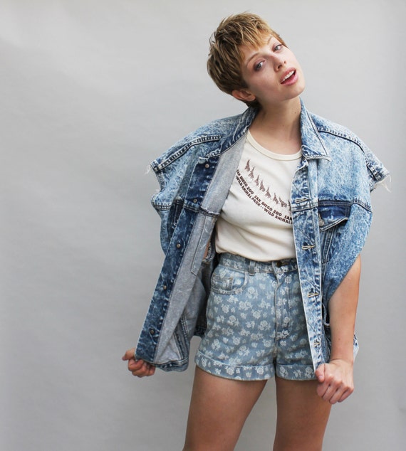 80s vintage GUESS acid washed jean jacket / cut off sleeves