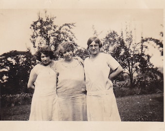 Three Girls - Vintage Photograph, Vernacular, Found Photo (ZZ)