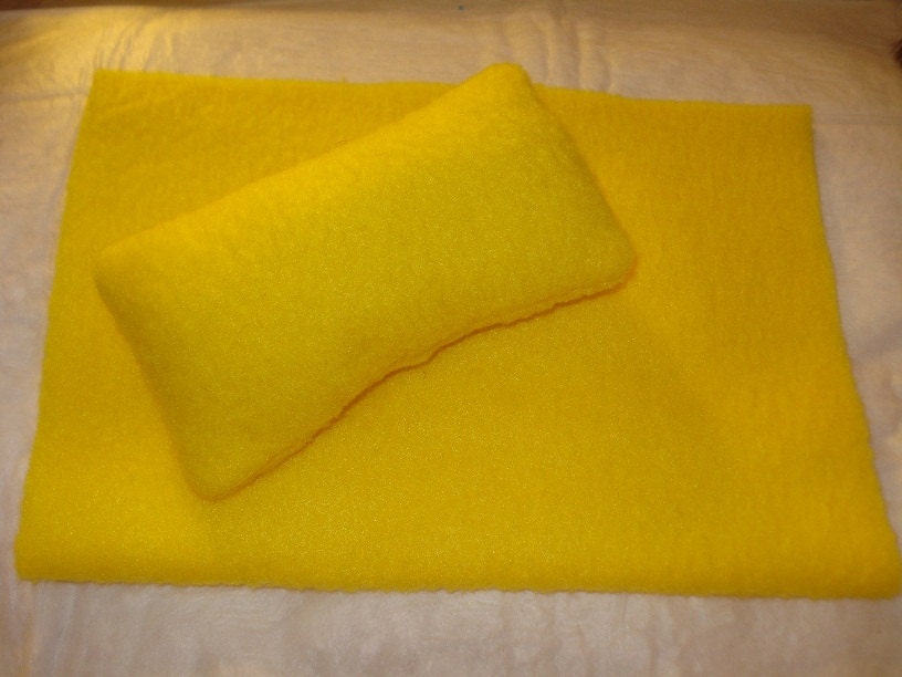 Fleece blanket and pillow set in bright yellow for Barbie