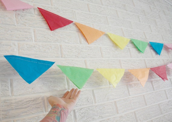 Triangle bunting garland ... tissue paper flag decor // birthday party decorations // baby bridal shower // circus carnival party// dorm Il_570xn