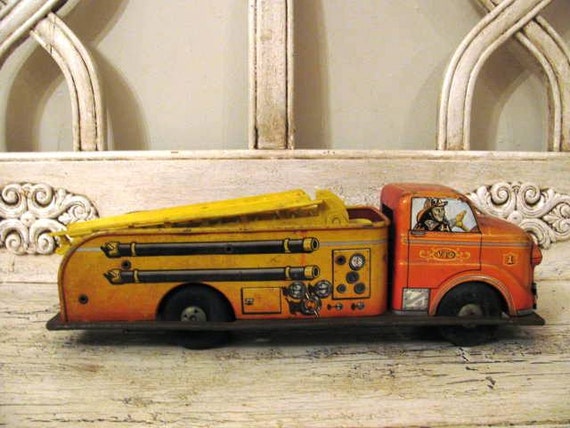 vintage1950s marx tin truck by thebeezkneezvintage on etsy vintage1950s marx tin truck by thebeezkneezvintage on etsy