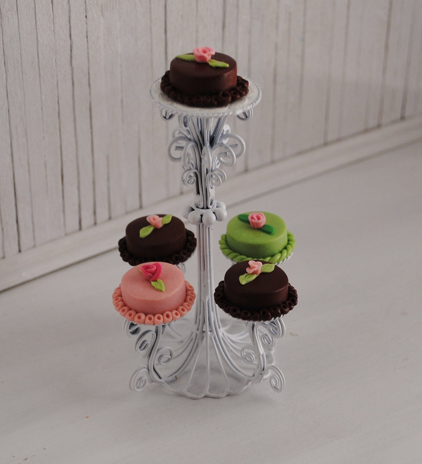 Miniature Cake Display Stand With 5 Fancy Cakes