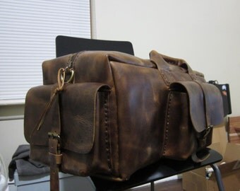 Valise En Cuir Sur Le Cofe D'une Voiture Vintage Image stock - Image