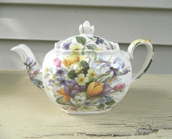 kent sugar flowers Spring Vintage by BlueHeronBungalow Flowers England Windsor Teapot