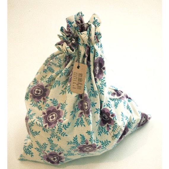 Wooden blocks in a flowered fabric bag (Purple/Light blue)