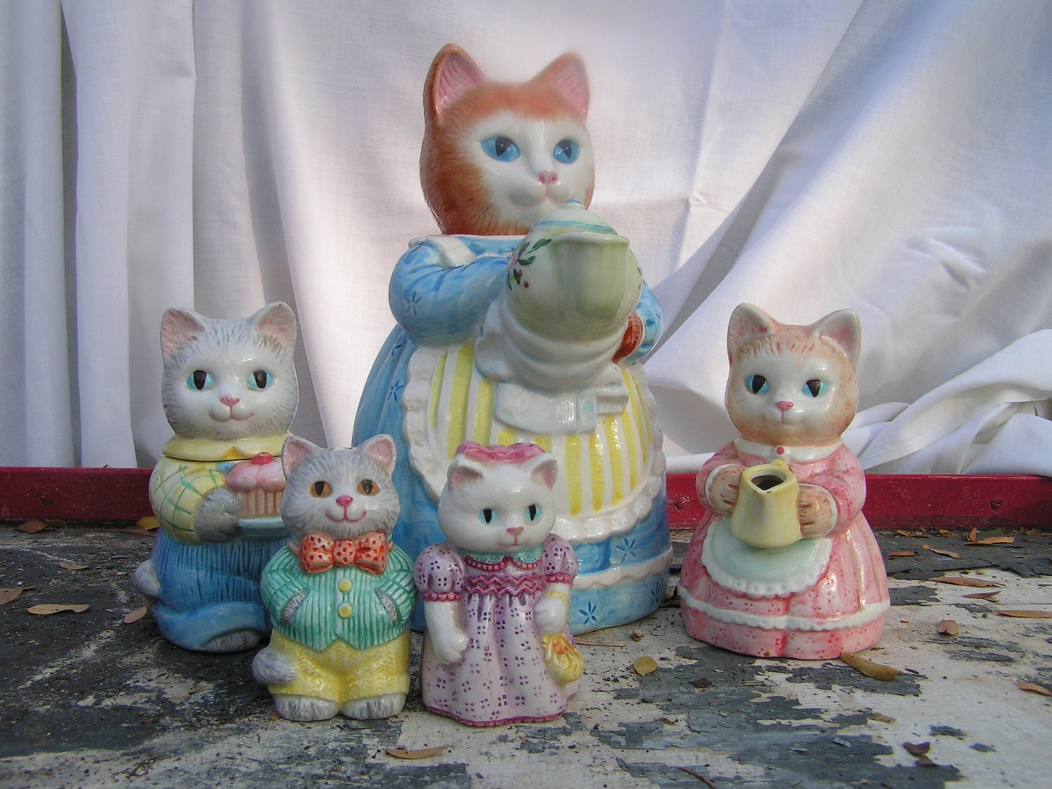 Avon Kitten teapot creamer and sugar salt and pepper set