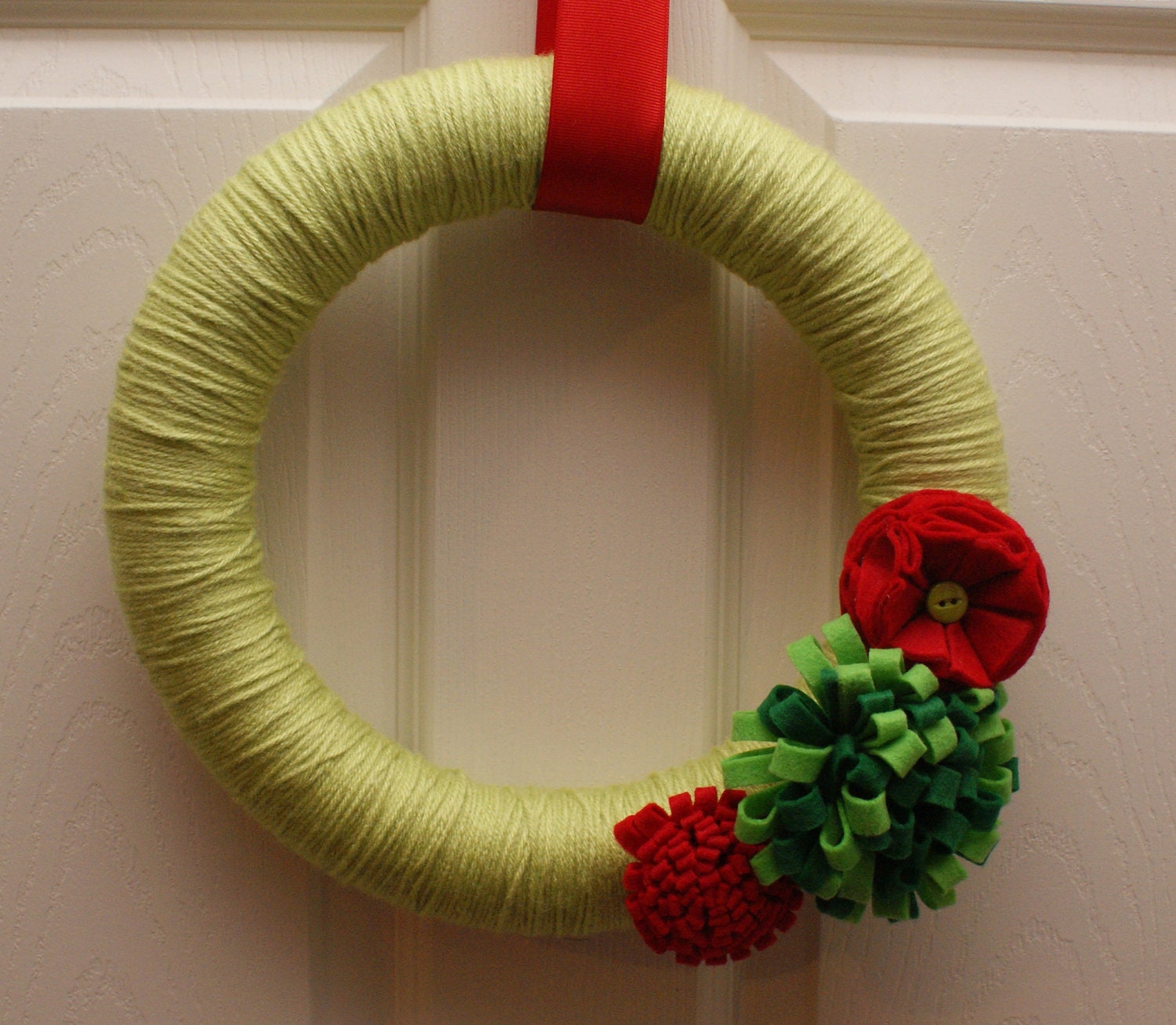 Green Christmas Yarn Wreath with Red & Green Felt Flowers