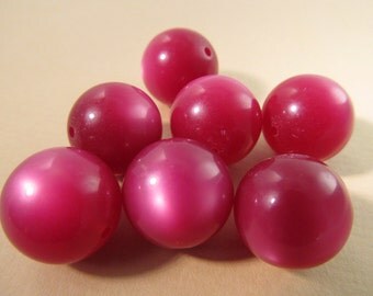12 Vintage Lucite 16mm Raspberry Moonglow Beads Bd1786
