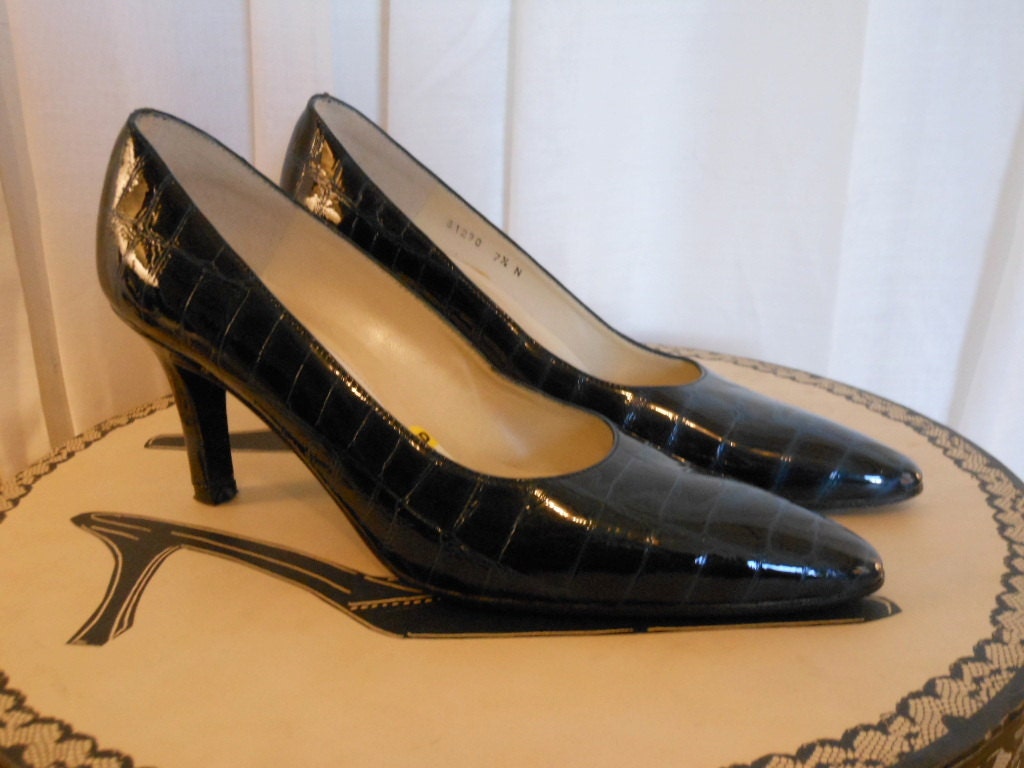 RESERVED Vintage shoes 1980s high heels pumps navy