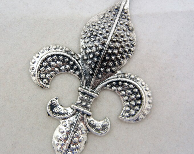 Antique Silver-tone Fleur de Lis Pendant with Texture