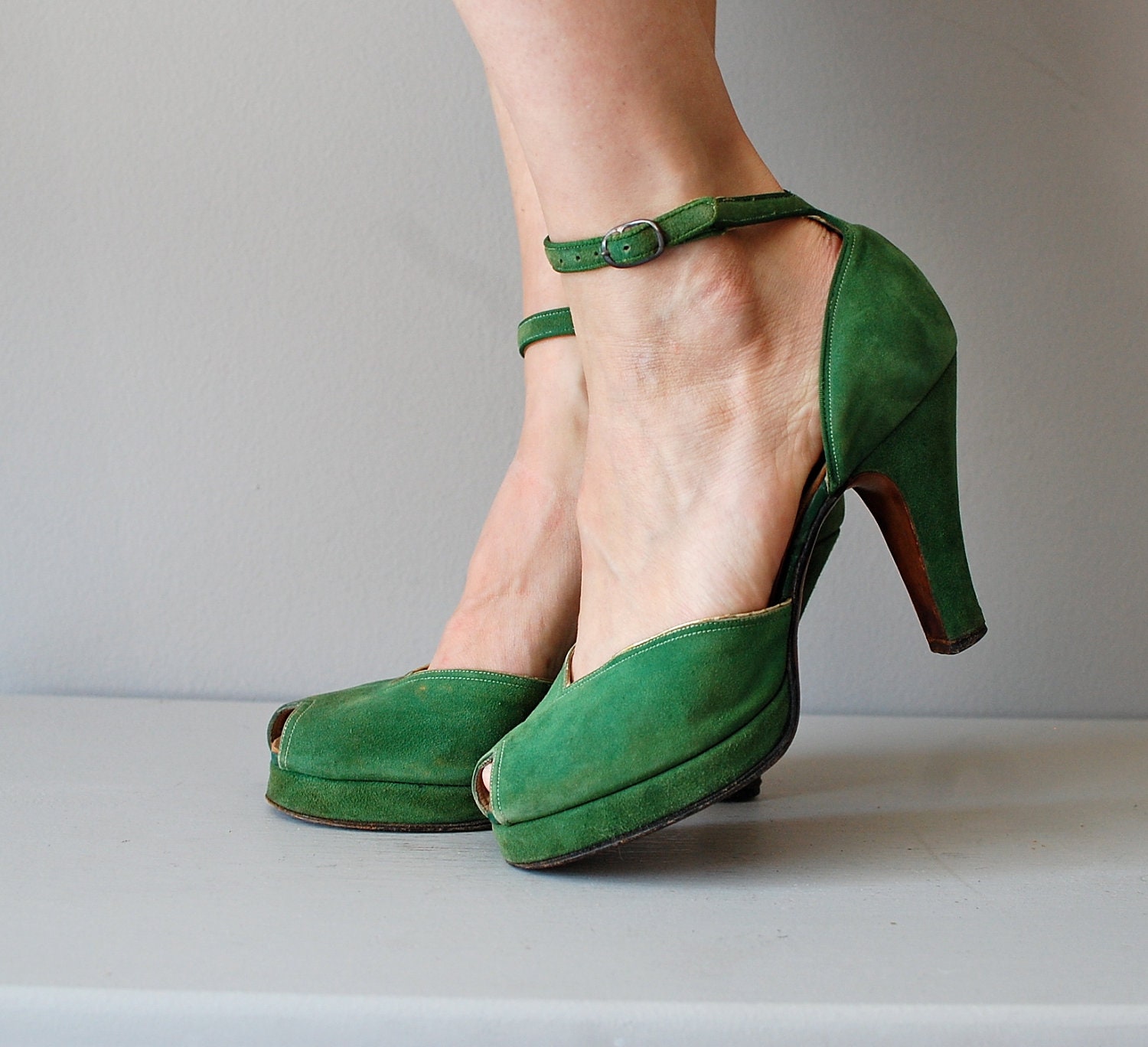 1940s shoes / 40s platform heels / green shoes / Sardonyx