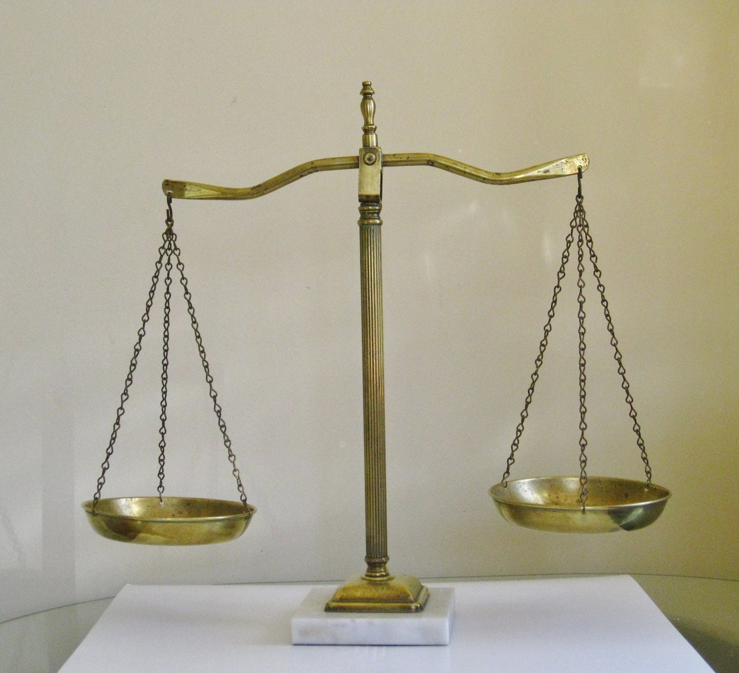 Весы суда
