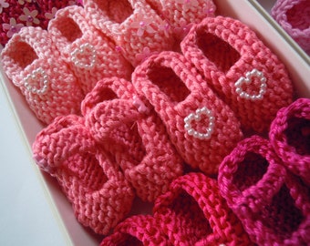 BESTSELLER Girl baby shower decorations: 4 pairs hand knit mini booties decorations - 2 inches - shades of pink - DECORATION SIZE
