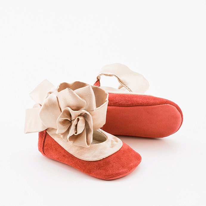 Baby shoes in coral pink suede and silk trim