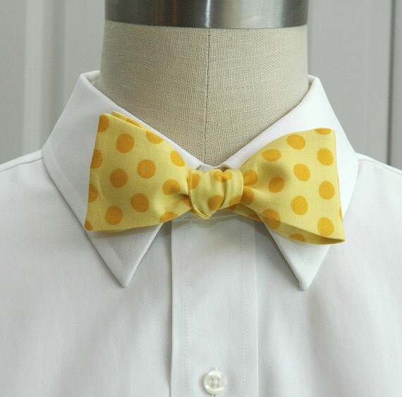 Men's Bow Tie in yellow with gold polka dots selftie