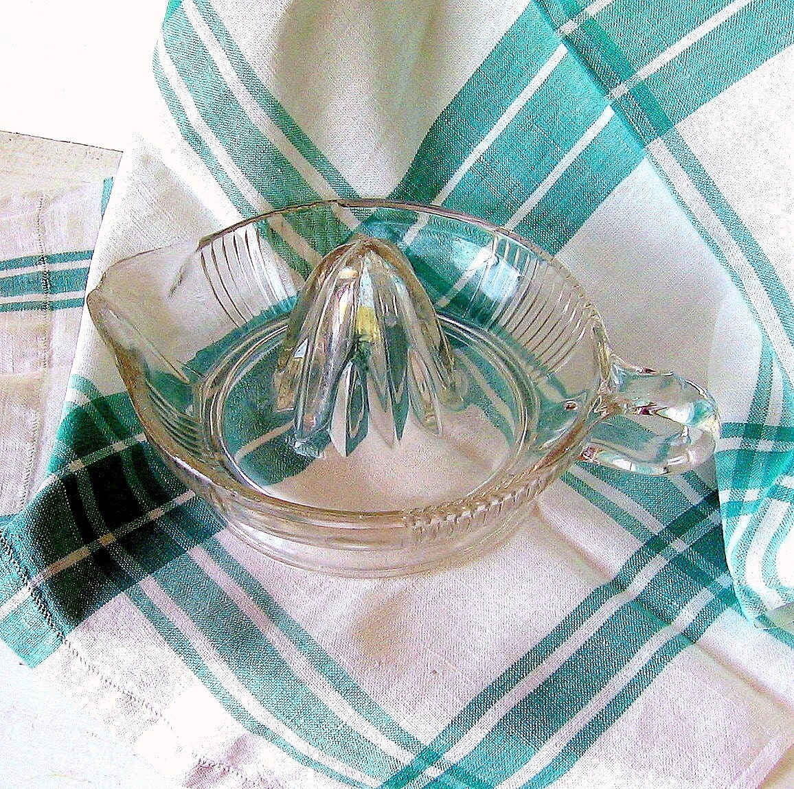 Vintage Hand Juicer. Clear Glass. Kitchen. Cottage. Farmhouse
