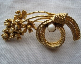 Pretty Vintage Bouquet of Flowers Brooch