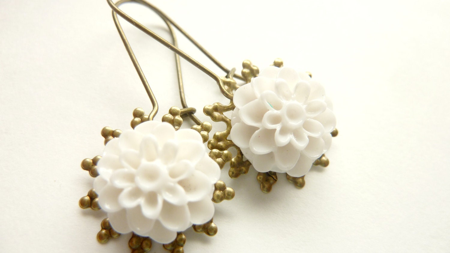 White Earrings flower Earrings Resin flower earrings vintage