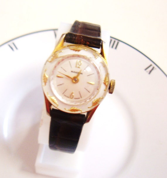 Ladies Manson Wind Up Wrist Watch Gold Leaf Border Swiss Made