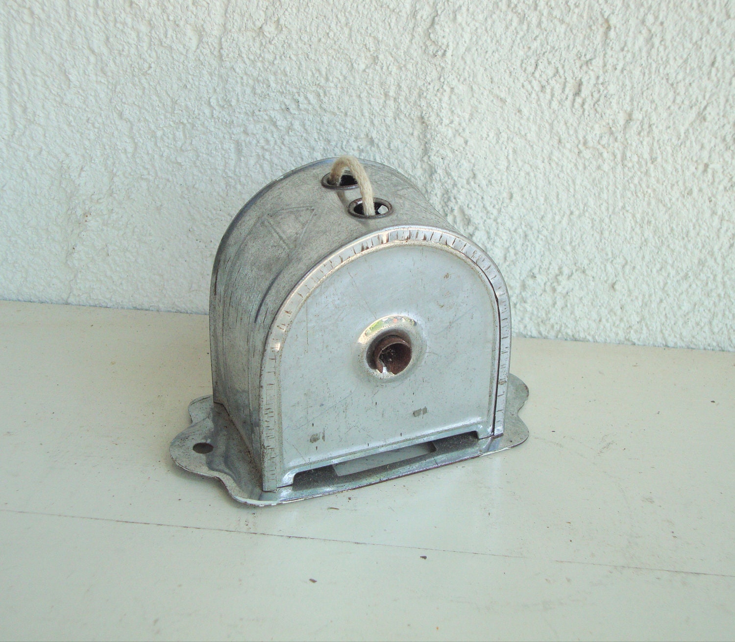 VINTAGE METAL CLOTHESLINE Retractable Cord