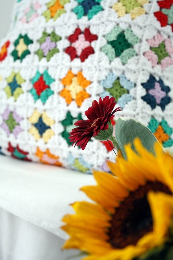 Crochet granny square pillow - Happy in Red