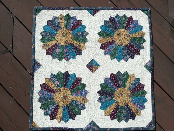 Dresden Plate Table Topper by QuiltShenanigans on Etsy