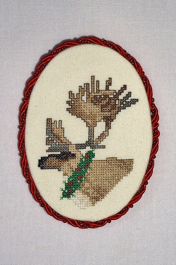 Cross-Stitch Pattern Ornament Reindeer with wreath