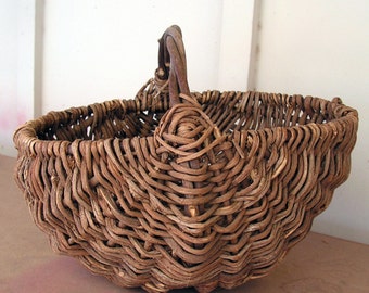 Vintage Buttocks Basket Hand Woven Primitive Country Farmhouse Egg Basket