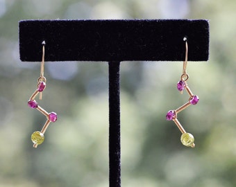 Rhodolite Garnet and Peridot Earrings, 14k Gold Filled Wire Wrapped - Zigzag - Hand Forged, Hammered - Rondelle, Faceted Onion Briolette